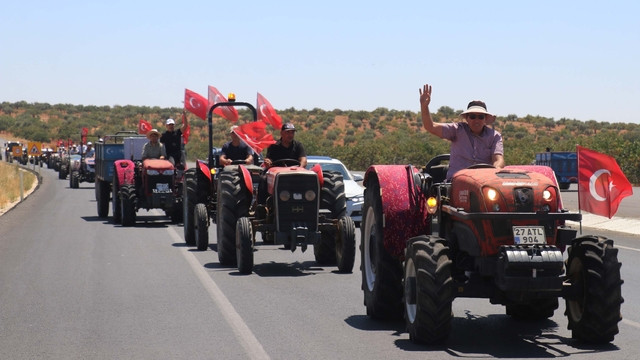 Antep fıstığı üreticilerinden 'düşük fiyat' eylemi; Fiyatlara tepki gösterip, çuvallar dolusu fıstıkları yere döktüler